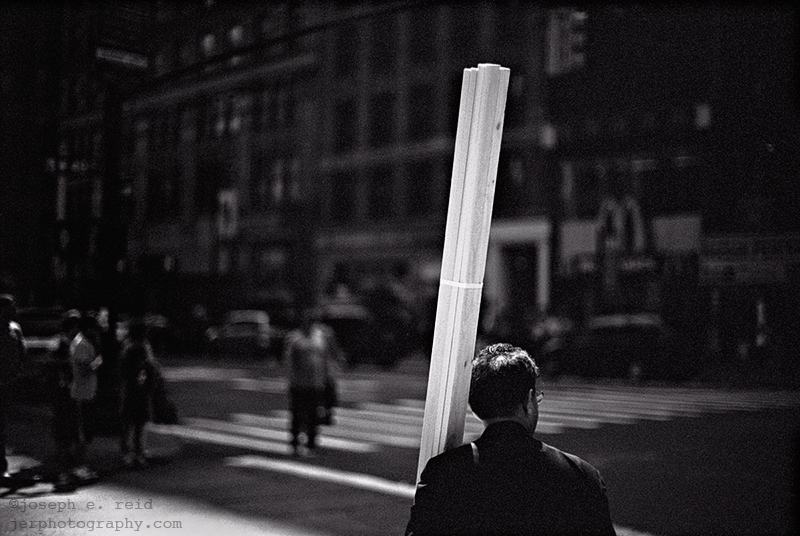 0505011F Man with lumber, Midtown