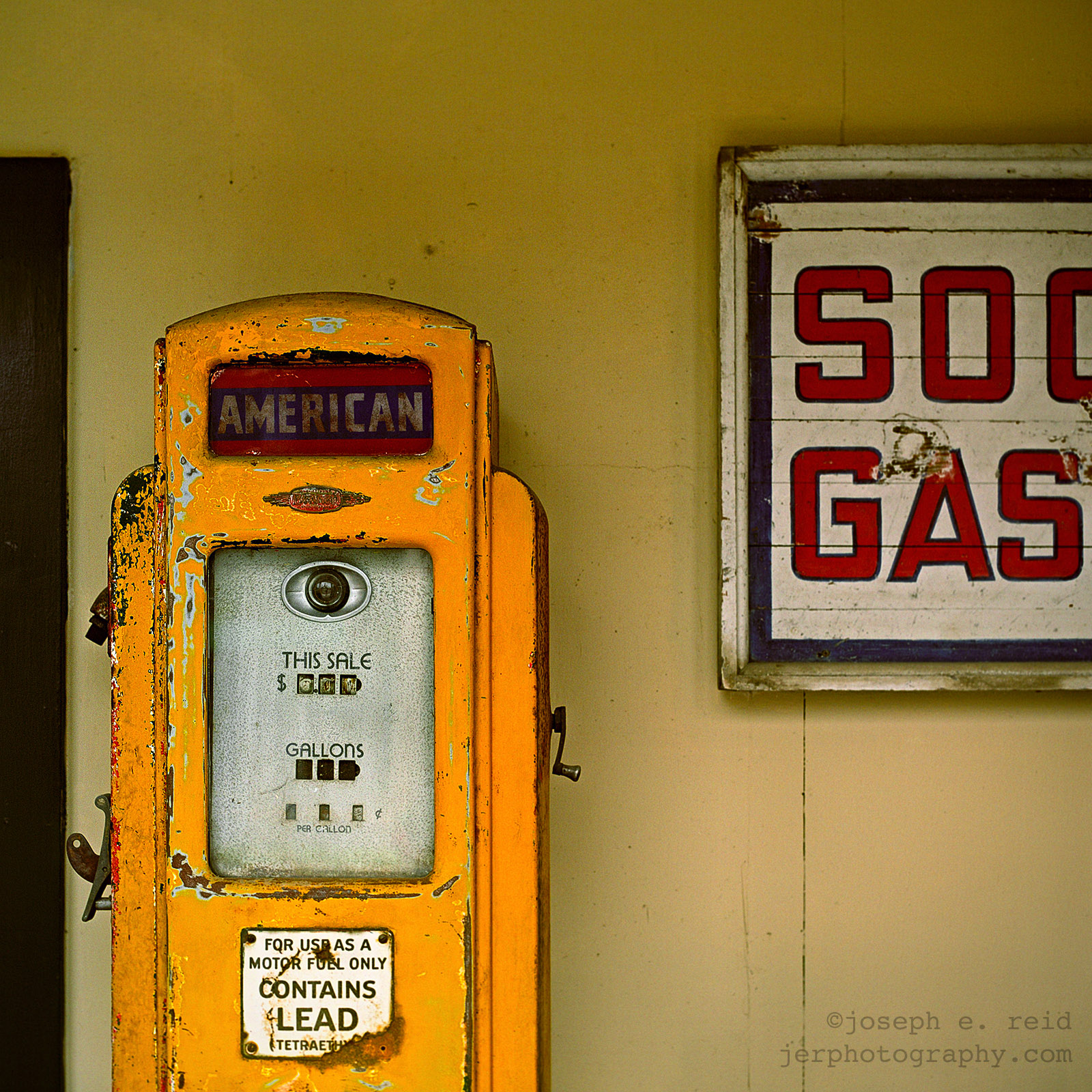0661002G Old gas pump